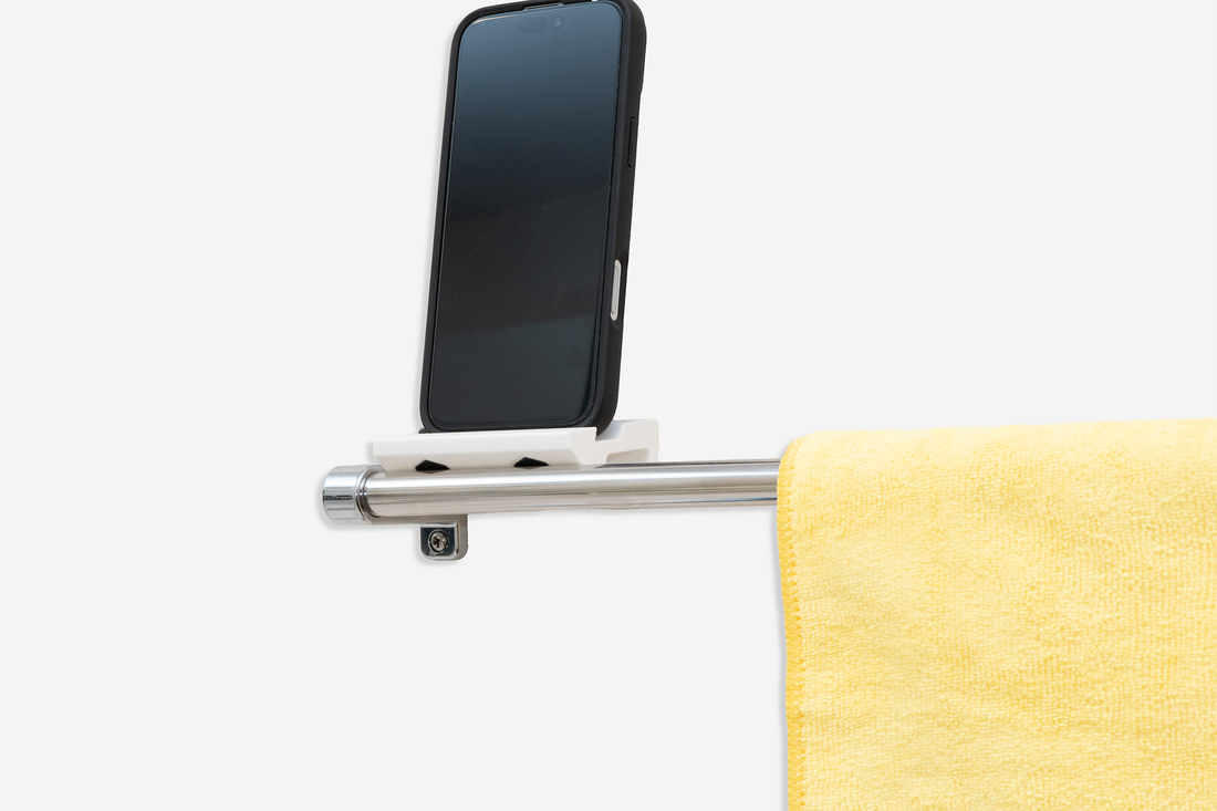 洗面所のタオル掛けに、スマホの置き場を作るという発想