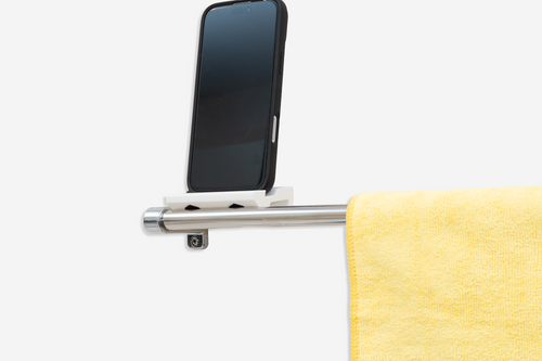歯磨き中、スマホの置き場に困ったことがある方へ タオル掛けに置くスマホスタンド ― 洗面所でも落ちにくい設計 ―使用例