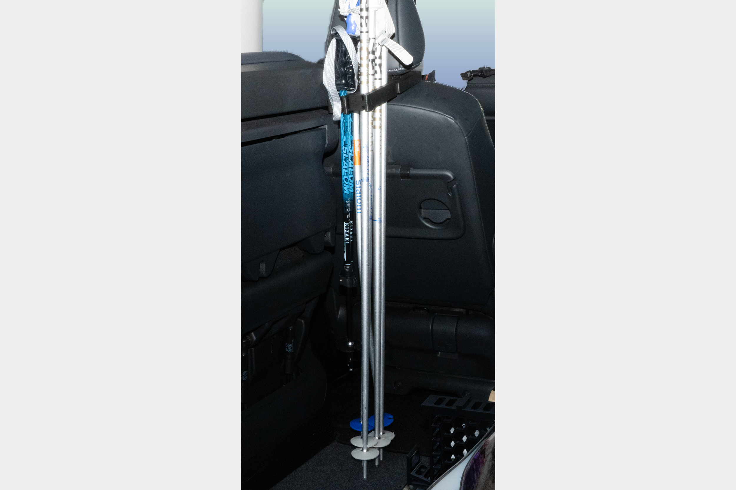 車内で床置きしていたスキーストックを ヘッドレストに取り付けて縦に収納するホルダー