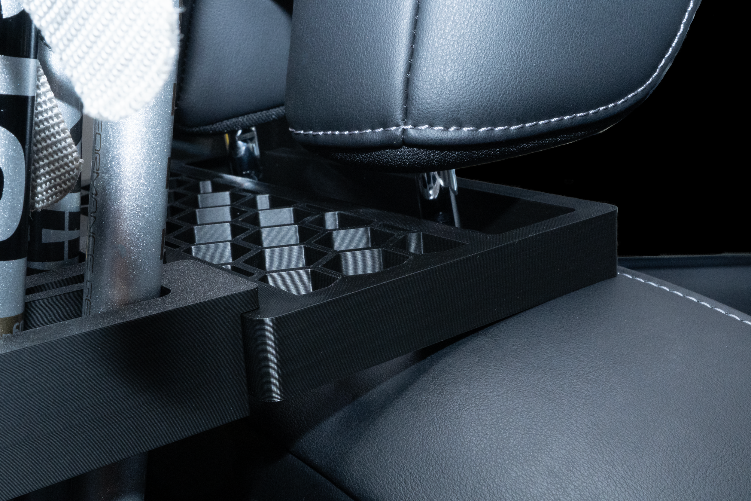 車内で床置きしていたスキーストックを ヘッドレストに取り付けて縦に収納するホルダー　ヘッドレストマウント部分