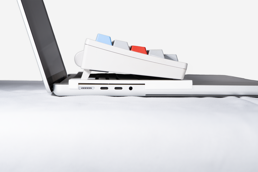MacBookの上に外付けキーボードを乗せながら、Touch IDも使いたい方へ ― 外付けキーボードを乗せるカバー MacBook Pro 16インチ用 ―