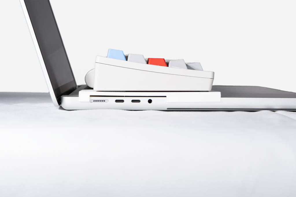 MacBookの上に外付けキーボードを乗せながら、Touch IDも使いたい方へ ― 外付けキーボードを乗せるカバー MacBook Pro 16インチ用 ―