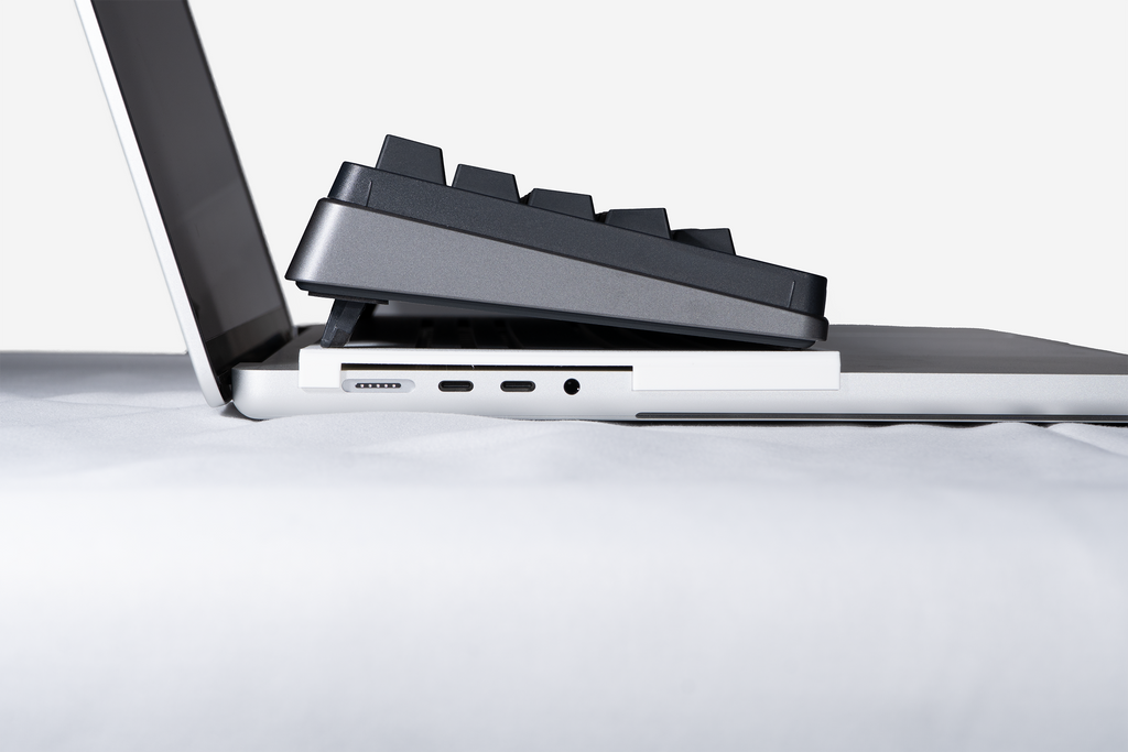 MacBookの上に外付けキーボードを乗せながら、Touch IDも使いたい方へ ― 外付けキーボードを乗せるカバー MacBook Pro 16インチ用 ―