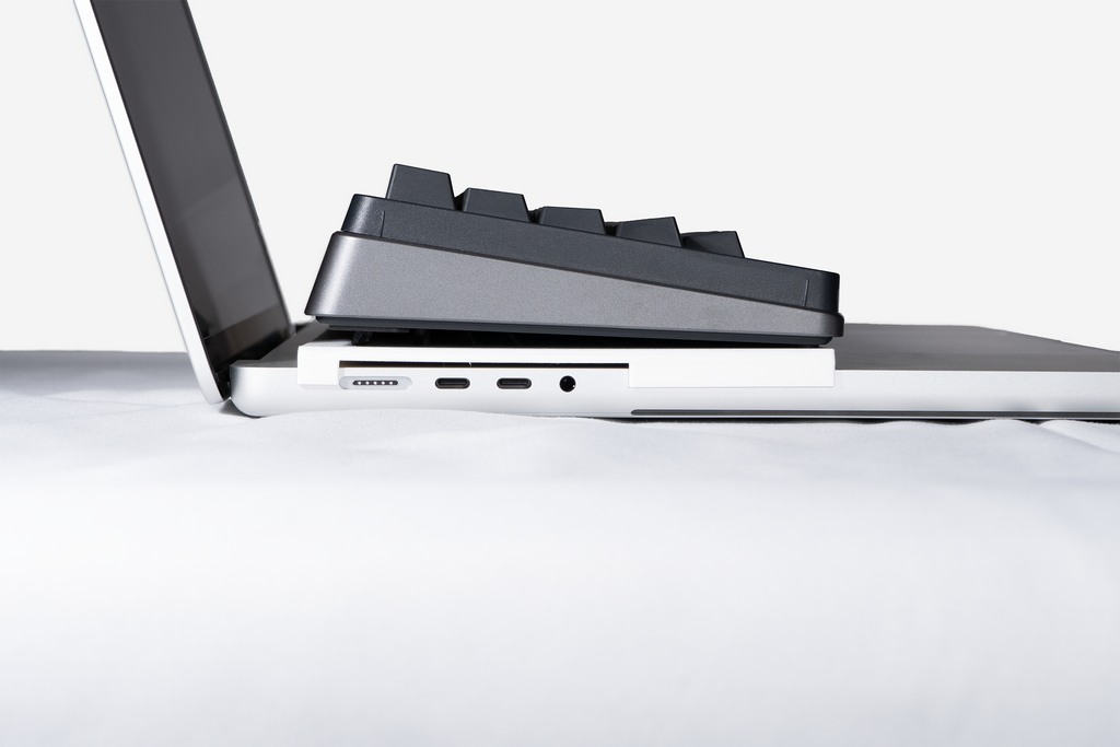MacBookの上に外付けキーボードを乗せながら、Touch IDも使いたい方へ ― 外付けキーボードを乗せるカバー MacBook Pro 16インチ用 ―