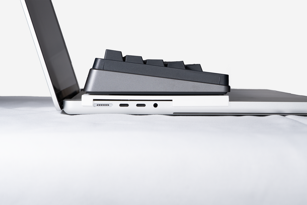 MacBookの上に外付けキーボードを乗せながら、Touch IDも使いたい方へ ― 外付けキーボードを乗せるカバー MacBook Pro 16インチ用 ―