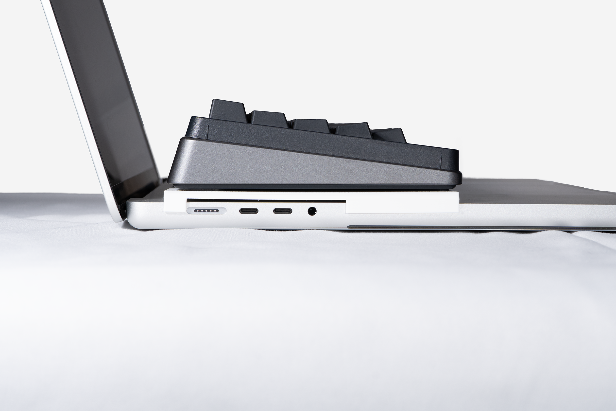 MacBookの上に外付けキーボードを乗せながら、Touch IDも使いたい方へ ― 外付けキーボードを乗せるカバー MacBook Pro 16インチ用 ―