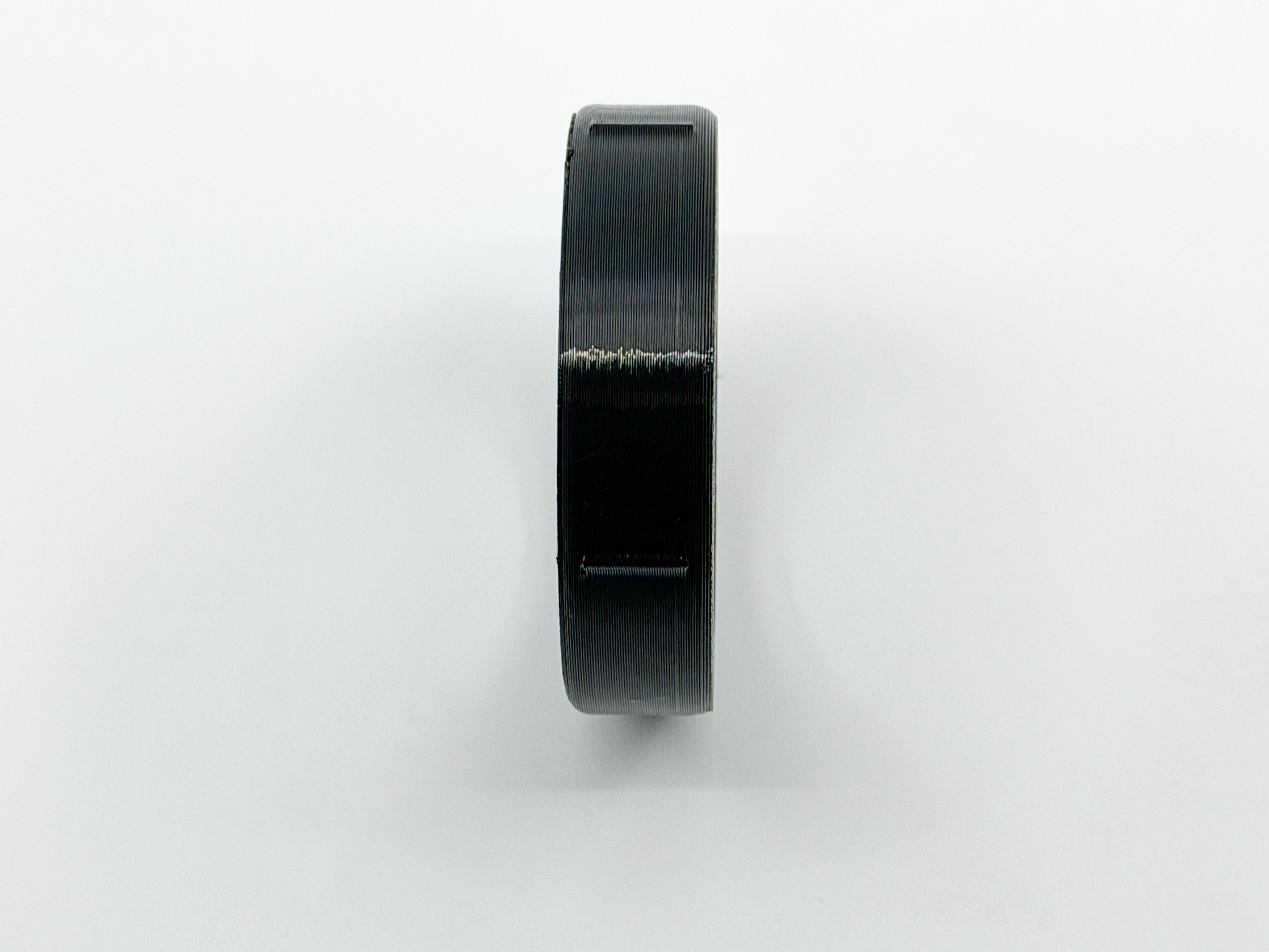 長年の使用で、タイヤが割れたり、ホイールから剥がれてしまった方へ - 自分で修理・交換できるTPU製タイヤ（4個セット）― ZERO HALLIBURTON Geoシリーズ対応 ― 本体横面厚み画像